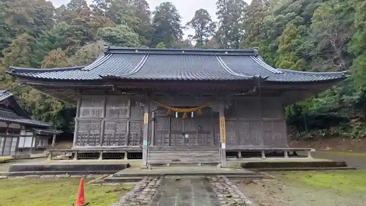美麻奈比古神社の本殿・本堂