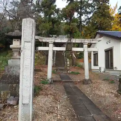 三柱神社(駒場町)の鳥居