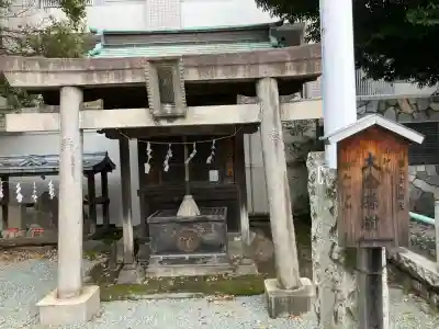 東神奈川熊野神社の{uncategorized: "未分類", other: "その他", undefined: "問題あり", building: "その他建物", grave: "お墓", sacred_gate: "鳥居", guardian: "狛犬", statue: "像", buddha: "仏像", history: "歴史", nature: "自然", garden: "庭園", animal: "動物", pagoda: "塔", temizu: "手水舎", mountain_gate: "山門・神門", sanctuary: "本殿・本堂", subordinate: "末社・摂社", art: "芸術", scenery: "景色", jizo: "地蔵", ema: "絵馬", goshuin: "御朱印", omikuji: "おみくじ", items: "授与品その他", amulet: "お守り", goshuincho: "御朱印帳", eats: "食事", festival: "お祭り", votive_dance: "神楽", shichigosan: "七五三参", wedding: "結婚式", experience: "体験その他", initially: "初詣", around: "周辺", anti_infection: "感染症対策"}