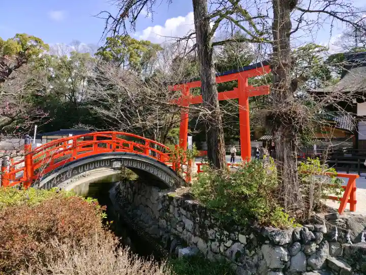 賀茂御祖神社(下鴨神社)の{uncategorized: "未分類", other: "その他", undefined: "問題あり", building: "その他建物", grave: "お墓", sacred_gate: "鳥居", guardian: "狛犬", statue: "像", buddha: "仏像", history: "歴史", nature: "自然", garden: "庭園", animal: "動物", pagoda: "塔", temizu: "手水舎", mountain_gate: "山門・神門", sanctuary: "本殿・本堂", subordinate: "末社・摂社", art: "芸術", scenery: "景色", jizo: "地蔵", ema: "絵馬", goshuin: "御朱印", omikuji: "おみくじ", items: "授与品その他", amulet: "お守り", goshuincho: "御朱印帳", eats: "食事", festival: "お祭り", votive_dance: "神楽", shichigosan: "七五三参", wedding: "結婚式", experience: "体験その他", initially: "初詣", around: "周辺", anti_infection: "感染症対策"}