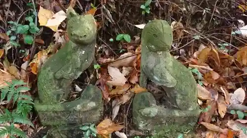 菅東山出世稲荷神社の狛犬