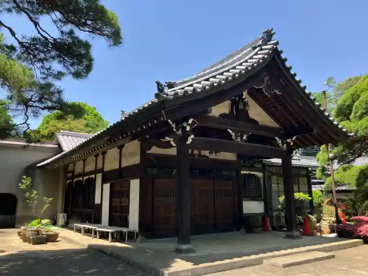 龍光寺の{uncategorized: "未分類", other: "その他", undefined: "問題あり", building: "その他建物", grave: "お墓", sacred_gate: "鳥居", guardian: "狛犬", statue: "像", buddha: "仏像", history: "歴史", nature: "自然", garden: "庭園", animal: "動物", pagoda: "塔", temizu: "手水舎", mountain_gate: "山門・神門", sanctuary: "本殿・本堂", subordinate: "末社・摂社", art: "芸術", scenery: "景色", jizo: "地蔵", ema: "絵馬", goshuin: "御朱印", omikuji: "おみくじ", items: "授与品その他", amulet: "お守り", goshuincho: "御朱印帳", eats: "食事", festival: "お祭り", votive_dance: "神楽", shichigosan: "七五三参", wedding: "結婚式", experience: "体験その他", initially: "初詣", around: "周辺", anti_infection: "感染症対策"}