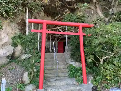 稲荷大明神の鳥居