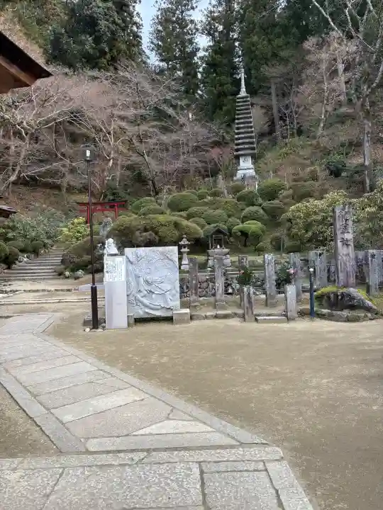 岡寺(龍蓋寺)の{uncategorized: "未分類", other: "その他", undefined: "問題あり", building: "その他建物", grave: "お墓", sacred_gate: "鳥居", guardian: "狛犬", statue: "像", buddha: "仏像", history: "歴史", nature: "自然", garden: "庭園", animal: "動物", pagoda: "塔", temizu: "手水舎", mountain_gate: "山門・神門", sanctuary: "本殿・本堂", subordinate: "末社・摂社", art: "芸術", scenery: "景色", jizo: "地蔵", ema: "絵馬", goshuin: "御朱印", omikuji: "おみくじ", items: "授与品その他", amulet: "お守り", goshuincho: "御朱印帳", eats: "食事", festival: "お祭り", votive_dance: "神楽", shichigosan: "七五三参", wedding: "結婚式", experience: "体験その他", initially: "初詣", around: "周辺", anti_infection: "感染症対策"}
