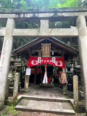 伏見稲荷大社　御膳谷奉拝所の{uncategorized: "未分類", other: "その他", undefined: "問題あり", building: "その他建物", grave: "お墓", sacred_gate: "鳥居", guardian: "狛犬", statue: "像", buddha: "仏像", history: "歴史", nature: "自然", garden: "庭園", animal: "動物", pagoda: "塔", temizu: "手水舎", mountain_gate: "山門・神門", sanctuary: "本殿・本堂", subordinate: "末社・摂社", art: "芸術", scenery: "景色", jizo: "地蔵", ema: "絵馬", goshuin: "御朱印", omikuji: "おみくじ", items: "授与品その他", amulet: "お守り", goshuincho: "御朱印帳", eats: "食事", festival: "お祭り", votive_dance: "神楽", shichigosan: "七五三参", wedding: "結婚式", experience: "体験その他", initially: "初詣", around: "周辺", anti_infection: "感染症対策"}
