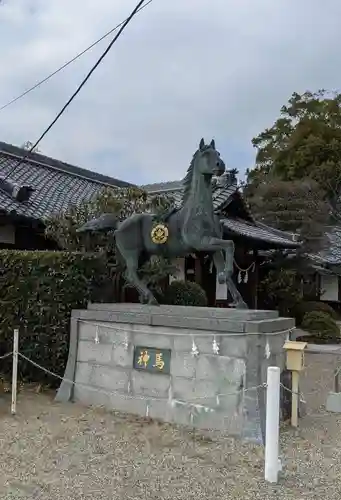 百済王神社の像