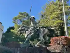 穴八幡宮の像