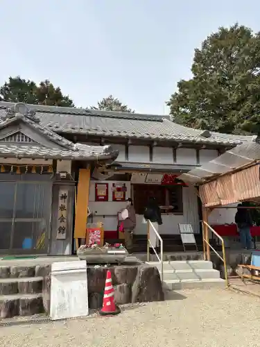 金井神社の{uncategorized: "未分類", other: "その他", undefined: "問題あり", building: "その他建物", grave: "お墓", sacred_gate: "鳥居", guardian: "狛犬", statue: "像", buddha: "仏像", history: "歴史", nature: "自然", garden: "庭園", animal: "動物", pagoda: "塔", temizu: "手水舎", mountain_gate: "山門・神門", sanctuary: "本殿・本堂", subordinate: "末社・摂社", art: "芸術", scenery: "景色", jizo: "地蔵", ema: "絵馬", goshuin: "御朱印", omikuji: "おみくじ", items: "授与品その他", amulet: "お守り", goshuincho: "御朱印帳", eats: "食事", festival: "お祭り", votive_dance: "神楽", shichigosan: "七五三参", wedding: "結婚式", experience: "体験その他", initially: "初詣", around: "周辺", anti_infection: "感染症対策"}