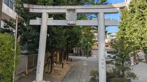 被官稲荷神社の鳥居