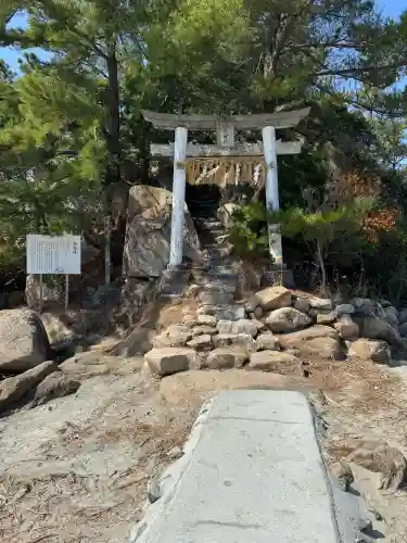 箱島神社の{uncategorized: "未分類", other: "その他", undefined: "問題あり", building: "その他建物", grave: "お墓", sacred_gate: "鳥居", guardian: "狛犬", statue: "像", buddha: "仏像", history: "歴史", nature: "自然", garden: "庭園", animal: "動物", pagoda: "塔", temizu: "手水舎", mountain_gate: "山門・神門", sanctuary: "本殿・本堂", subordinate: "末社・摂社", art: "芸術", scenery: "景色", jizo: "地蔵", ema: "絵馬", goshuin: "御朱印", omikuji: "おみくじ", items: "授与品その他", amulet: "お守り", goshuincho: "御朱印帳", eats: "食事", festival: "お祭り", votive_dance: "神楽", shichigosan: "七五三参", wedding: "結婚式", experience: "体験その他", initially: "初詣", around: "周辺", anti_infection: "感染症対策"}