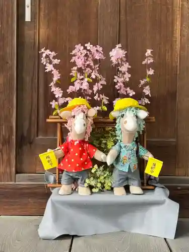 豊景神社の{uncategorized: "未分類", other: "その他", undefined: "問題あり", building: "その他建物", grave: "お墓", sacred_gate: "鳥居", guardian: "狛犬", statue: "像", buddha: "仏像", history: "歴史", nature: "自然", garden: "庭園", animal: "動物", pagoda: "塔", temizu: "手水舎", mountain_gate: "山門・神門", sanctuary: "本殿・本堂", subordinate: "末社・摂社", art: "芸術", scenery: "景色", jizo: "地蔵", ema: "絵馬", goshuin: "御朱印", omikuji: "おみくじ", items: "授与品その他", amulet: "お守り", goshuincho: "御朱印帳", eats: "食事", festival: "お祭り", votive_dance: "神楽", shichigosan: "七五三参", wedding: "結婚式", experience: "体験その他", initially: "初詣", around: "周辺", anti_infection: "感染症対策"}