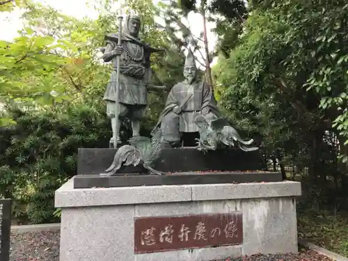 闘鶏神社の像