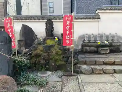 聖輪寺の{uncategorized: "未分類", other: "その他", undefined: "問題あり", building: "その他建物", grave: "お墓", sacred_gate: "鳥居", guardian: "狛犬", statue: "像", buddha: "仏像", history: "歴史", nature: "自然", garden: "庭園", animal: "動物", pagoda: "塔", temizu: "手水舎", mountain_gate: "山門・神門", sanctuary: "本殿・本堂", subordinate: "末社・摂社", art: "芸術", scenery: "景色", jizo: "地蔵", ema: "絵馬", goshuin: "御朱印", omikuji: "おみくじ", items: "授与品その他", amulet: "お守り", goshuincho: "御朱印帳", eats: "食事", festival: "お祭り", votive_dance: "神楽", shichigosan: "七五三参", wedding: "結婚式", experience: "体験その他", initially: "初詣", around: "周辺", anti_infection: "感染症対策"}