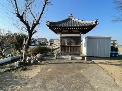 地蔵堂(千僧供古墳 地蔵尊)の{uncategorized: "未分類", other: "その他", undefined: "問題あり", building: "その他建物", grave: "お墓", sacred_gate: "鳥居", guardian: "狛犬", statue: "像", buddha: "仏像", history: "歴史", nature: "自然", garden: "庭園", animal: "動物", pagoda: "塔", temizu: "手水舎", mountain_gate: "山門・神門", sanctuary: "本殿・本堂", subordinate: "末社・摂社", art: "芸術", scenery: "景色", jizo: "地蔵", ema: "絵馬", goshuin: "御朱印", omikuji: "おみくじ", items: "授与品その他", amulet: "お守り", goshuincho: "御朱印帳", eats: "食事", festival: "お祭り", votive_dance: "神楽", shichigosan: "七五三参", wedding: "結婚式", experience: "体験その他", initially: "初詣", around: "周辺", anti_infection: "感染症対策"}