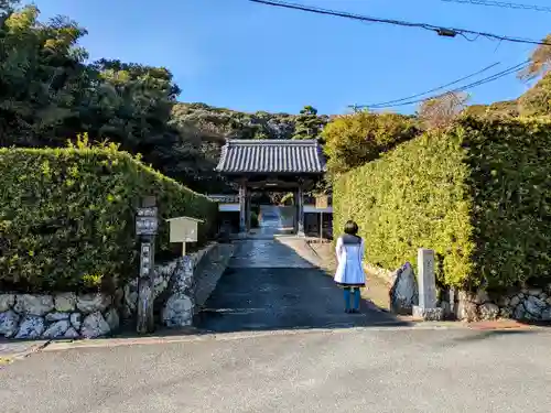 隣海院の山門