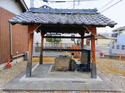 直会神社の手水舎