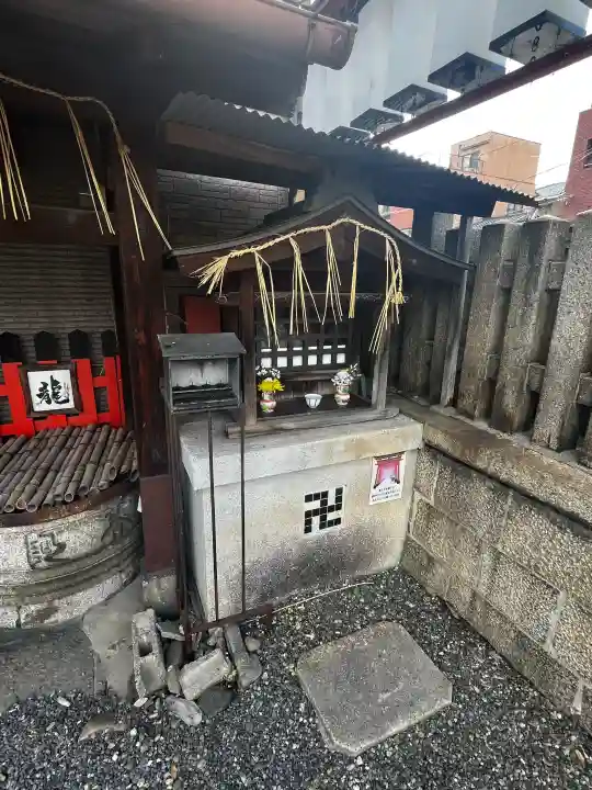 松明殿稲荷神社の{uncategorized: "未分類", other: "その他", undefined: "問題あり", building: "その他建物", grave: "お墓", sacred_gate: "鳥居", guardian: "狛犬", statue: "像", buddha: "仏像", history: "歴史", nature: "自然", garden: "庭園", animal: "動物", pagoda: "塔", temizu: "手水舎", mountain_gate: "山門・神門", sanctuary: "本殿・本堂", subordinate: "末社・摂社", art: "芸術", scenery: "景色", jizo: "地蔵", ema: "絵馬", goshuin: "御朱印", omikuji: "おみくじ", items: "授与品その他", amulet: "お守り", goshuincho: "御朱印帳", eats: "食事", festival: "お祭り", votive_dance: "神楽", shichigosan: "七五三参", wedding: "結婚式", experience: "体験その他", initially: "初詣", around: "周辺", anti_infection: "感染症対策"}