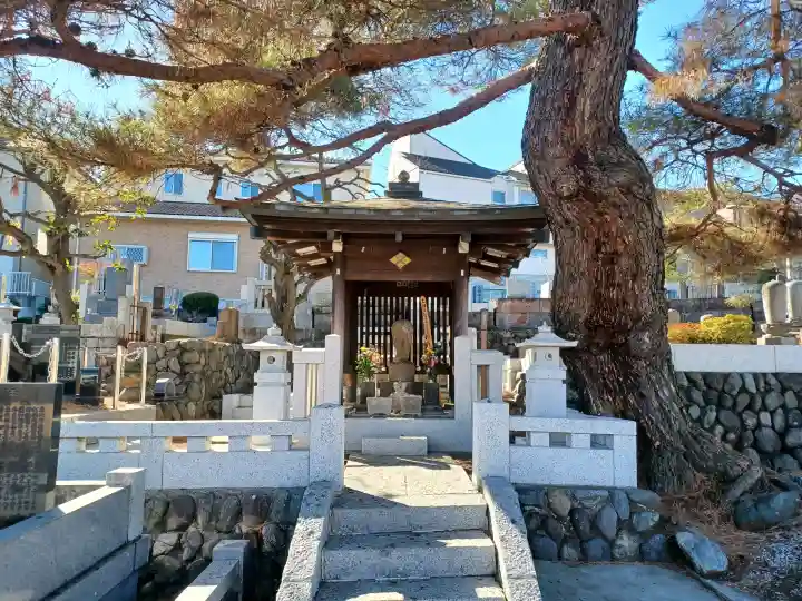 信松院の{uncategorized: "未分類", other: "その他", undefined: "問題あり", building: "その他建物", grave: "お墓", sacred_gate: "鳥居", guardian: "狛犬", statue: "像", buddha: "仏像", history: "歴史", nature: "自然", garden: "庭園", animal: "動物", pagoda: "塔", temizu: "手水舎", mountain_gate: "山門・神門", sanctuary: "本殿・本堂", subordinate: "末社・摂社", art: "芸術", scenery: "景色", jizo: "地蔵", ema: "絵馬", goshuin: "御朱印", omikuji: "おみくじ", items: "授与品その他", amulet: "お守り", goshuincho: "御朱印帳", eats: "食事", festival: "お祭り", votive_dance: "神楽", shichigosan: "七五三参", wedding: "結婚式", experience: "体験その他", initially: "初詣", around: "周辺", anti_infection: "感染症対策"}