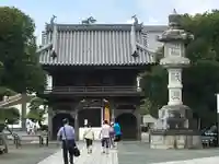豊川閣 妙厳寺の山門・神門