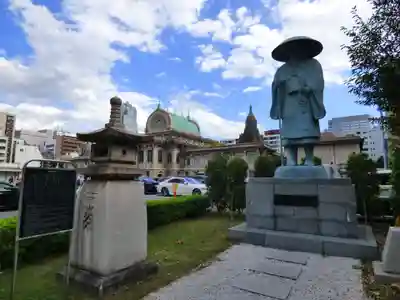 築地本願寺(本願寺築地別院)の像