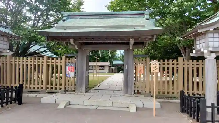 根室金刀比羅神社の山門・神門