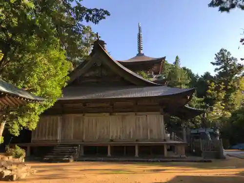 鶴林寺の本殿・本堂
