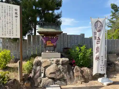 玉井宮東照宮の{uncategorized: "未分類", other: "その他", undefined: "問題あり", building: "その他建物", grave: "お墓", sacred_gate: "鳥居", guardian: "狛犬", statue: "像", buddha: "仏像", history: "歴史", nature: "自然", garden: "庭園", animal: "動物", pagoda: "塔", temizu: "手水舎", mountain_gate: "山門・神門", sanctuary: "本殿・本堂", subordinate: "末社・摂社", art: "芸術", scenery: "景色", jizo: "地蔵", ema: "絵馬", goshuin: "御朱印", omikuji: "おみくじ", items: "授与品その他", amulet: "お守り", goshuincho: "御朱印帳", eats: "食事", festival: "お祭り", votive_dance: "神楽", shichigosan: "七五三参", wedding: "結婚式", experience: "体験その他", initially: "初詣", around: "周辺", anti_infection: "感染症対策"}