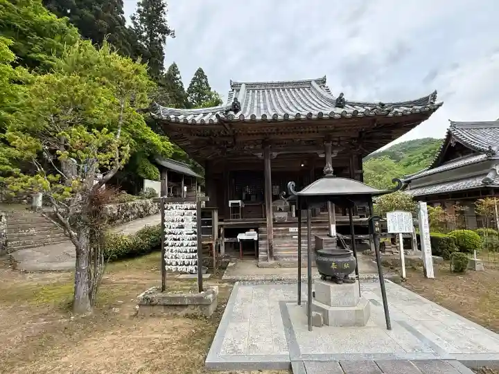 弥勒寺の{uncategorized: "未分類", other: "その他", undefined: "問題あり", building: "その他建物", grave: "お墓", sacred_gate: "鳥居", guardian: "狛犬", statue: "像", buddha: "仏像", history: "歴史", nature: "自然", garden: "庭園", animal: "動物", pagoda: "塔", temizu: "手水舎", mountain_gate: "山門・神門", sanctuary: "本殿・本堂", subordinate: "末社・摂社", art: "芸術", scenery: "景色", jizo: "地蔵", ema: "絵馬", goshuin: "御朱印", omikuji: "おみくじ", items: "授与品その他", amulet: "お守り", goshuincho: "御朱印帳", eats: "食事", festival: "お祭り", votive_dance: "神楽", shichigosan: "七五三参", wedding: "結婚式", experience: "体験その他", initially: "初詣", around: "周辺", anti_infection: "感染症対策"}