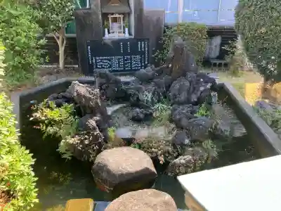 池の端弁財天（妙竜法徳弁財天）の{uncategorized: "未分類", other: "その他", undefined: "問題あり", building: "その他建物", grave: "お墓", sacred_gate: "鳥居", guardian: "狛犬", statue: "像", buddha: "仏像", history: "歴史", nature: "自然", garden: "庭園", animal: "動物", pagoda: "塔", temizu: "手水舎", mountain_gate: "山門・神門", sanctuary: "本殿・本堂", subordinate: "末社・摂社", art: "芸術", scenery: "景色", jizo: "地蔵", ema: "絵馬", goshuin: "御朱印", omikuji: "おみくじ", items: "授与品その他", amulet: "お守り", goshuincho: "御朱印帳", eats: "食事", festival: "お祭り", votive_dance: "神楽", shichigosan: "七五三参", wedding: "結婚式", experience: "体験その他", initially: "初詣", around: "周辺", anti_infection: "感染症対策"}