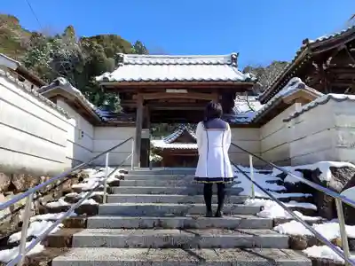 竜現寺（龍現寺）の山門・神門