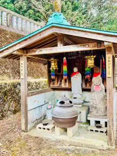 金剛山瑞峯寺(金剛不動尊) の{uncategorized: "未分類", other: "その他", undefined: "問題あり", building: "その他建物", grave: "お墓", sacred_gate: "鳥居", guardian: "狛犬", statue: "像", buddha: "仏像", history: "歴史", nature: "自然", garden: "庭園", animal: "動物", pagoda: "塔", temizu: "手水舎", mountain_gate: "山門・神門", sanctuary: "本殿・本堂", subordinate: "末社・摂社", art: "芸術", scenery: "景色", jizo: "地蔵", ema: "絵馬", goshuin: "御朱印", omikuji: "おみくじ", items: "授与品その他", amulet: "お守り", goshuincho: "御朱印帳", eats: "食事", festival: "お祭り", votive_dance: "神楽", shichigosan: "七五三参", wedding: "結婚式", experience: "体験その他", initially: "初詣", around: "周辺", anti_infection: "感染症対策"}