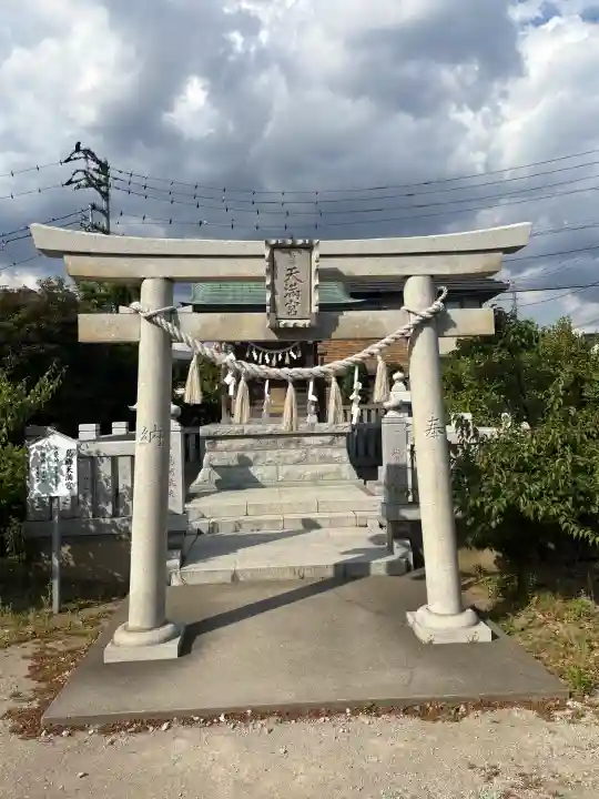 葛飾八幡宮の{uncategorized: "未分類", other: "その他", undefined: "問題あり", building: "その他建物", grave: "お墓", sacred_gate: "鳥居", guardian: "狛犬", statue: "像", buddha: "仏像", history: "歴史", nature: "自然", garden: "庭園", animal: "動物", pagoda: "塔", temizu: "手水舎", mountain_gate: "山門・神門", sanctuary: "本殿・本堂", subordinate: "末社・摂社", art: "芸術", scenery: "景色", jizo: "地蔵", ema: "絵馬", goshuin: "御朱印", omikuji: "おみくじ", items: "授与品その他", amulet: "お守り", goshuincho: "御朱印帳", eats: "食事", festival: "お祭り", votive_dance: "神楽", shichigosan: "七五三参", wedding: "結婚式", experience: "体験その他", initially: "初詣", around: "周辺", anti_infection: "感染症対策"}