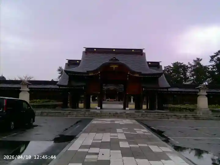 新潟縣護國神社の{uncategorized: "未分類", other: "その他", undefined: "問題あり", building: "その他建物", grave: "お墓", sacred_gate: "鳥居", guardian: "狛犬", statue: "像", buddha: "仏像", history: "歴史", nature: "自然", garden: "庭園", animal: "動物", pagoda: "塔", temizu: "手水舎", mountain_gate: "山門・神門", sanctuary: "本殿・本堂", subordinate: "末社・摂社", art: "芸術", scenery: "景色", jizo: "地蔵", ema: "絵馬", goshuin: "御朱印", omikuji: "おみくじ", items: "授与品その他", amulet: "お守り", goshuincho: "御朱印帳", eats: "食事", festival: "お祭り", votive_dance: "神楽", shichigosan: "七五三参", wedding: "結婚式", experience: "体験その他", initially: "初詣", around: "周辺", anti_infection: "感染症対策"}