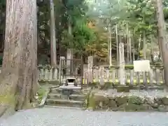 身延山 祖廟拝殿のお墓