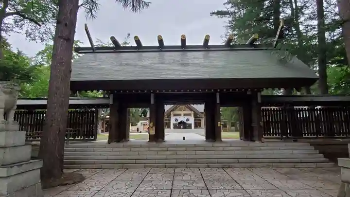 帯廣神社の山門・神門