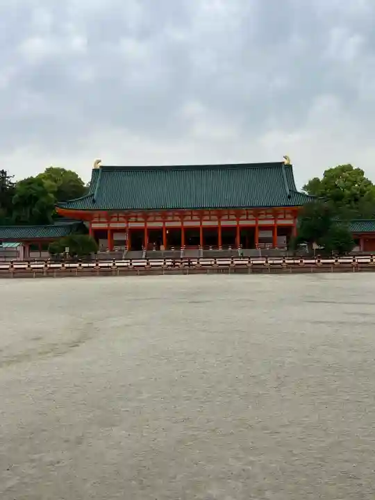 平安神宮の{uncategorized: "未分類", other: "その他", undefined: "問題あり", building: "その他建物", grave: "お墓", sacred_gate: "鳥居", guardian: "狛犬", statue: "像", buddha: "仏像", history: "歴史", nature: "自然", garden: "庭園", animal: "動物", pagoda: "塔", temizu: "手水舎", mountain_gate: "山門・神門", sanctuary: "本殿・本堂", subordinate: "末社・摂社", art: "芸術", scenery: "景色", jizo: "地蔵", ema: "絵馬", goshuin: "御朱印", omikuji: "おみくじ", items: "授与品その他", amulet: "お守り", goshuincho: "御朱印帳", eats: "食事", festival: "お祭り", votive_dance: "神楽", shichigosan: "七五三参", wedding: "結婚式", experience: "体験その他", initially: "初詣", around: "周辺", anti_infection: "感染症対策"}