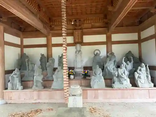 安養寺の{uncategorized: "未分類", other: "その他", undefined: "問題あり", building: "その他建物", grave: "お墓", sacred_gate: "鳥居", guardian: "狛犬", statue: "像", buddha: "仏像", history: "歴史", nature: "自然", garden: "庭園", animal: "動物", pagoda: "塔", temizu: "手水舎", mountain_gate: "山門・神門", sanctuary: "本殿・本堂", subordinate: "末社・摂社", art: "芸術", scenery: "景色", jizo: "地蔵", ema: "絵馬", goshuin: "御朱印", omikuji: "おみくじ", items: "授与品その他", amulet: "お守り", goshuincho: "御朱印帳", eats: "食事", festival: "お祭り", votive_dance: "神楽", shichigosan: "七五三参", wedding: "結婚式", experience: "体験その他", initially: "初詣", around: "周辺", anti_infection: "感染症対策"}