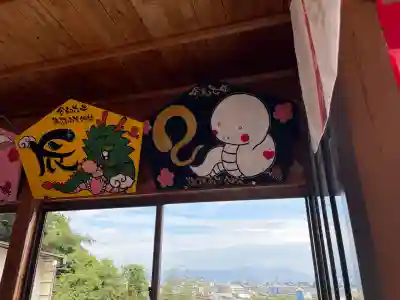 南方神社(諏訪南方神社)の{uncategorized: "未分類", other: "その他", undefined: "問題あり", building: "その他建物", grave: "お墓", sacred_gate: "鳥居", guardian: "狛犬", statue: "像", buddha: "仏像", history: "歴史", nature: "自然", garden: "庭園", animal: "動物", pagoda: "塔", temizu: "手水舎", mountain_gate: "山門・神門", sanctuary: "本殿・本堂", subordinate: "末社・摂社", art: "芸術", scenery: "景色", jizo: "地蔵", ema: "絵馬", goshuin: "御朱印", omikuji: "おみくじ", items: "授与品その他", amulet: "お守り", goshuincho: "御朱印帳", eats: "食事", festival: "お祭り", votive_dance: "神楽", shichigosan: "七五三参", wedding: "結婚式", experience: "体験その他", initially: "初詣", around: "周辺", anti_infection: "感染症対策"}