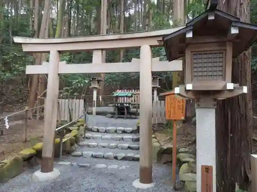 狭井坐大神荒魂神社(狭井神社)の鳥居