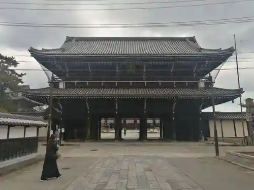 本山専修寺の山門・神門