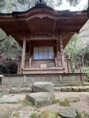 三瀧寺の{uncategorized: "未分類", other: "その他", undefined: "問題あり", building: "その他建物", grave: "お墓", sacred_gate: "鳥居", guardian: "狛犬", statue: "像", buddha: "仏像", history: "歴史", nature: "自然", garden: "庭園", animal: "動物", pagoda: "塔", temizu: "手水舎", mountain_gate: "山門・神門", sanctuary: "本殿・本堂", subordinate: "末社・摂社", art: "芸術", scenery: "景色", jizo: "地蔵", ema: "絵馬", goshuin: "御朱印", omikuji: "おみくじ", items: "授与品その他", amulet: "お守り", goshuincho: "御朱印帳", eats: "食事", festival: "お祭り", votive_dance: "神楽", shichigosan: "七五三参", wedding: "結婚式", experience: "体験その他", initially: "初詣", around: "周辺", anti_infection: "感染症対策"}
