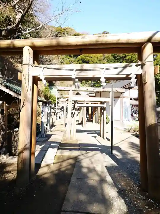 銭洗弁財天宇賀福神社の{uncategorized: "未分類", other: "その他", undefined: "問題あり", building: "その他建物", grave: "お墓", sacred_gate: "鳥居", guardian: "狛犬", statue: "像", buddha: "仏像", history: "歴史", nature: "自然", garden: "庭園", animal: "動物", pagoda: "塔", temizu: "手水舎", mountain_gate: "山門・神門", sanctuary: "本殿・本堂", subordinate: "末社・摂社", art: "芸術", scenery: "景色", jizo: "地蔵", ema: "絵馬", goshuin: "御朱印", omikuji: "おみくじ", items: "授与品その他", amulet: "お守り", goshuincho: "御朱印帳", eats: "食事", festival: "お祭り", votive_dance: "神楽", shichigosan: "七五三参", wedding: "結婚式", experience: "体験その他", initially: "初詣", around: "周辺", anti_infection: "感染症対策"}