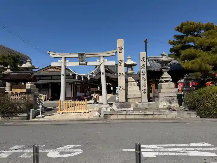 豊国神社の{uncategorized: "未分類", other: "その他", undefined: "問題あり", building: "その他建物", grave: "お墓", sacred_gate: "鳥居", guardian: "狛犬", statue: "像", buddha: "仏像", history: "歴史", nature: "自然", garden: "庭園", animal: "動物", pagoda: "塔", temizu: "手水舎", mountain_gate: "山門・神門", sanctuary: "本殿・本堂", subordinate: "末社・摂社", art: "芸術", scenery: "景色", jizo: "地蔵", ema: "絵馬", goshuin: "御朱印", omikuji: "おみくじ", items: "授与品その他", amulet: "お守り", goshuincho: "御朱印帳", eats: "食事", festival: "お祭り", votive_dance: "神楽", shichigosan: "七五三参", wedding: "結婚式", experience: "体験その他", initially: "初詣", around: "周辺", anti_infection: "感染症対策"}
