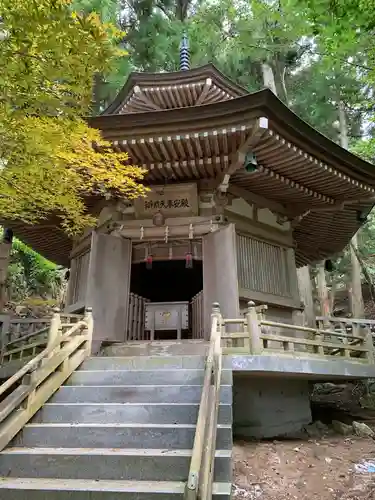 金華山黄金山神社の本殿