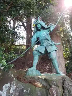 常国神社の像