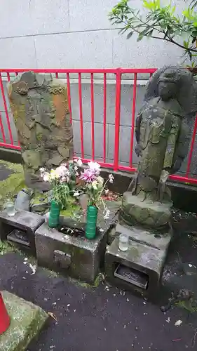 堰神社の像