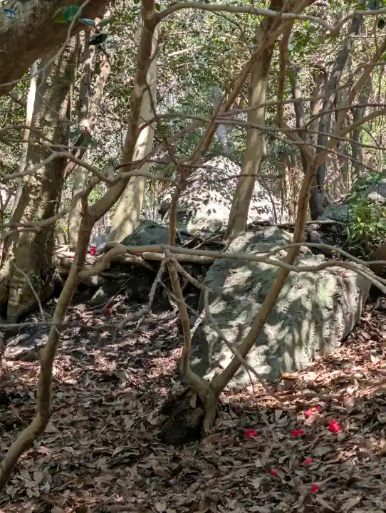 出雲大神宮の{uncategorized: "未分類", other: "その他", undefined: "問題あり", building: "その他建物", grave: "お墓", sacred_gate: "鳥居", guardian: "狛犬", statue: "像", buddha: "仏像", history: "歴史", nature: "自然", garden: "庭園", animal: "動物", pagoda: "塔", temizu: "手水舎", mountain_gate: "山門・神門", sanctuary: "本殿・本堂", subordinate: "末社・摂社", art: "芸術", scenery: "景色", jizo: "地蔵", ema: "絵馬", goshuin: "御朱印", omikuji: "おみくじ", items: "授与品その他", amulet: "お守り", goshuincho: "御朱印帳", eats: "食事", festival: "お祭り", votive_dance: "神楽", shichigosan: "七五三参", wedding: "結婚式", experience: "体験その他", initially: "初詣", around: "周辺", anti_infection: "感染症対策"}