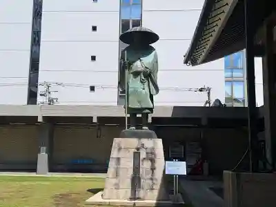 本願寺津村別院の{uncategorized: "未分類", other: "その他", undefined: "問題あり", building: "その他建物", grave: "お墓", sacred_gate: "鳥居", guardian: "狛犬", statue: "像", buddha: "仏像", history: "歴史", nature: "自然", garden: "庭園", animal: "動物", pagoda: "塔", temizu: "手水舎", mountain_gate: "山門・神門", sanctuary: "本殿・本堂", subordinate: "末社・摂社", art: "芸術", scenery: "景色", jizo: "地蔵", ema: "絵馬", goshuin: "御朱印", omikuji: "おみくじ", items: "授与品その他", amulet: "お守り", goshuincho: "御朱印帳", eats: "食事", festival: "お祭り", votive_dance: "神楽", shichigosan: "七五三参", wedding: "結婚式", experience: "体験その他", initially: "初詣", around: "周辺", anti_infection: "感染症対策"}