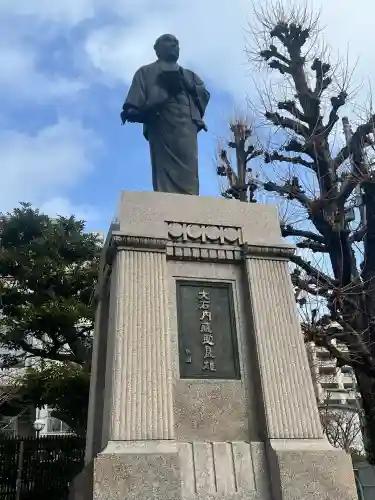 泉岳寺の{uncategorized: "未分類", other: "その他", undefined: "問題あり", building: "その他建物", grave: "お墓", sacred_gate: "鳥居", guardian: "狛犬", statue: "像", buddha: "仏像", history: "歴史", nature: "自然", garden: "庭園", animal: "動物", pagoda: "塔", temizu: "手水舎", mountain_gate: "山門・神門", sanctuary: "本殿・本堂", subordinate: "末社・摂社", art: "芸術", scenery: "景色", jizo: "地蔵", ema: "絵馬", goshuin: "御朱印", omikuji: "おみくじ", items: "授与品その他", amulet: "お守り", goshuincho: "御朱印帳", eats: "食事", festival: "お祭り", votive_dance: "神楽", shichigosan: "七五三参", wedding: "結婚式", experience: "体験その他", initially: "初詣", around: "周辺", anti_infection: "感染症対策"}