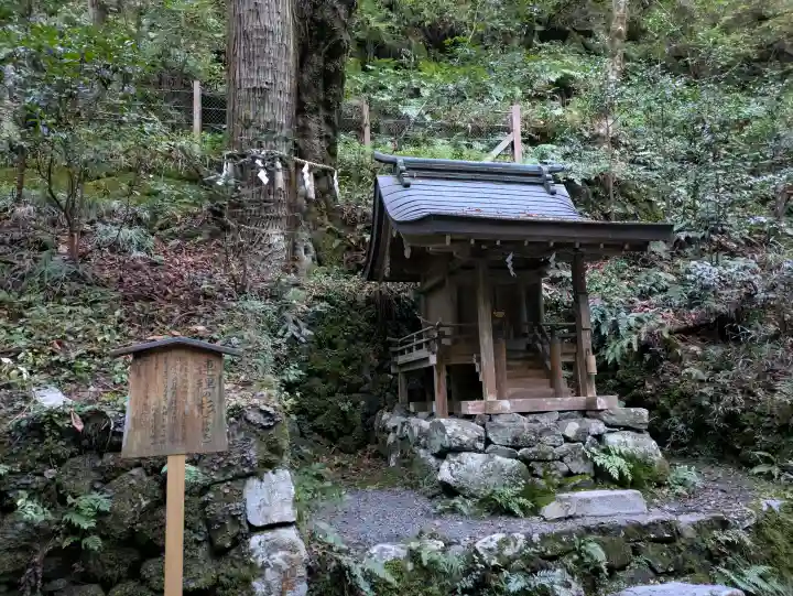 貴船神社奥宮の{uncategorized: "未分類", other: "その他", undefined: "問題あり", building: "その他建物", grave: "お墓", sacred_gate: "鳥居", guardian: "狛犬", statue: "像", buddha: "仏像", history: "歴史", nature: "自然", garden: "庭園", animal: "動物", pagoda: "塔", temizu: "手水舎", mountain_gate: "山門・神門", sanctuary: "本殿・本堂", subordinate: "末社・摂社", art: "芸術", scenery: "景色", jizo: "地蔵", ema: "絵馬", goshuin: "御朱印", omikuji: "おみくじ", items: "授与品その他", amulet: "お守り", goshuincho: "御朱印帳", eats: "食事", festival: "お祭り", votive_dance: "神楽", shichigosan: "七五三参", wedding: "結婚式", experience: "体験その他", initially: "初詣", around: "周辺", anti_infection: "感染症対策"}